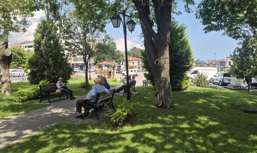 Tekirdağ'da sıcak havadan bunalanlar gölgelik alanlara sığındı