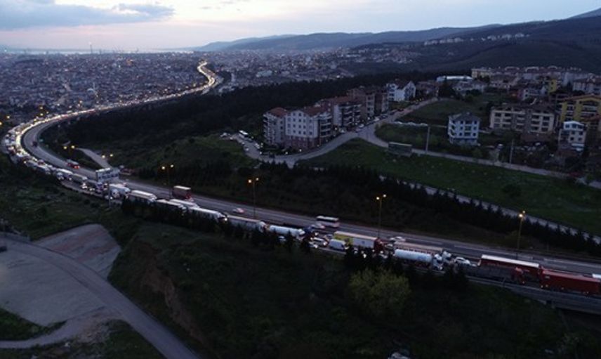 TEM Otoyolu’nda 3 Tır Birbirine Girdi: Kilometrelerce Araç Kuyruğu Oluştu