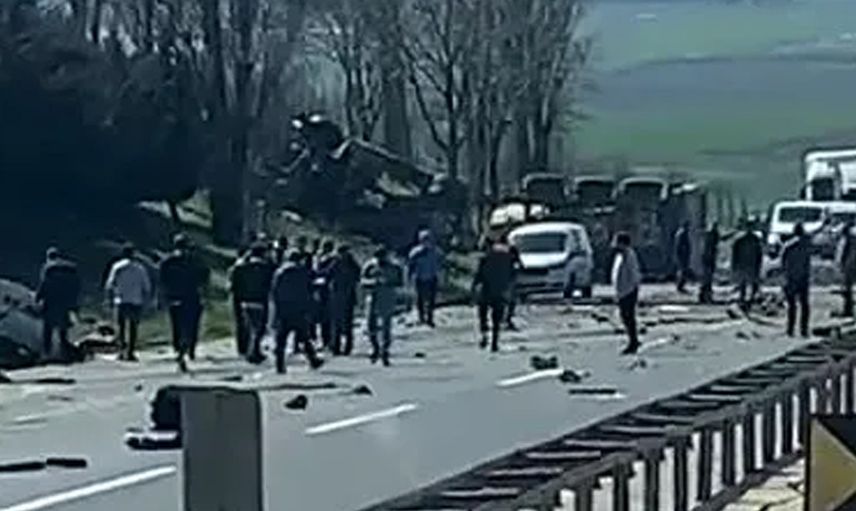 TEM Otoyolunda katliam gibi kaza: 5 kişi hayatını kaybetti