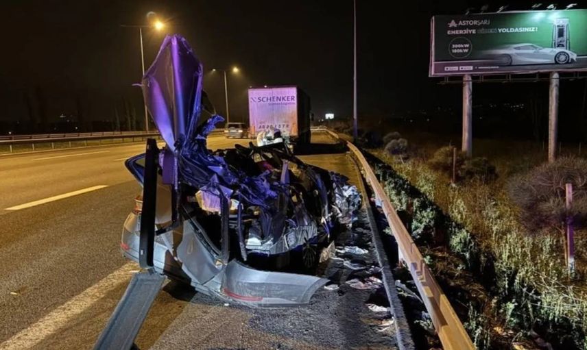 TEM Otoyolu’nda katliam gibi kaza: Otomobil TIR’a çarptı! 1 ölü, 2 yaralı