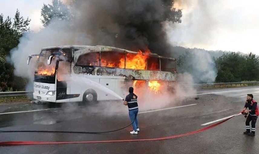 TEM otoyolunda yangın! Yolcu otobüsü cayır cayır yandı