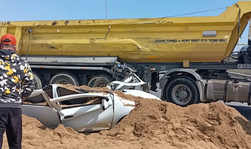 TEM'de Korkutan Kaza' Kum Yüklü Tır Otomobilin Üzerine Devrildi