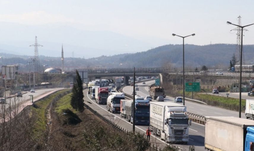TEM'de Tır Devrildi, Trafik Kilitlendi
