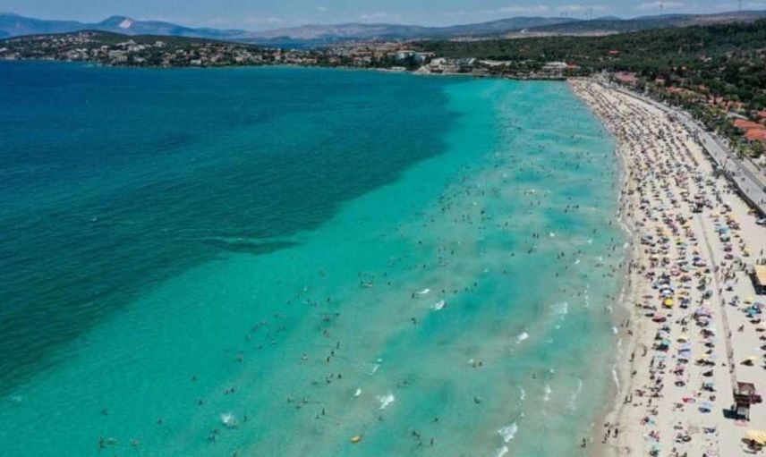 Termometrelerin 35 derece gösterdiği Çeşme'de plajlar doldu taştı!