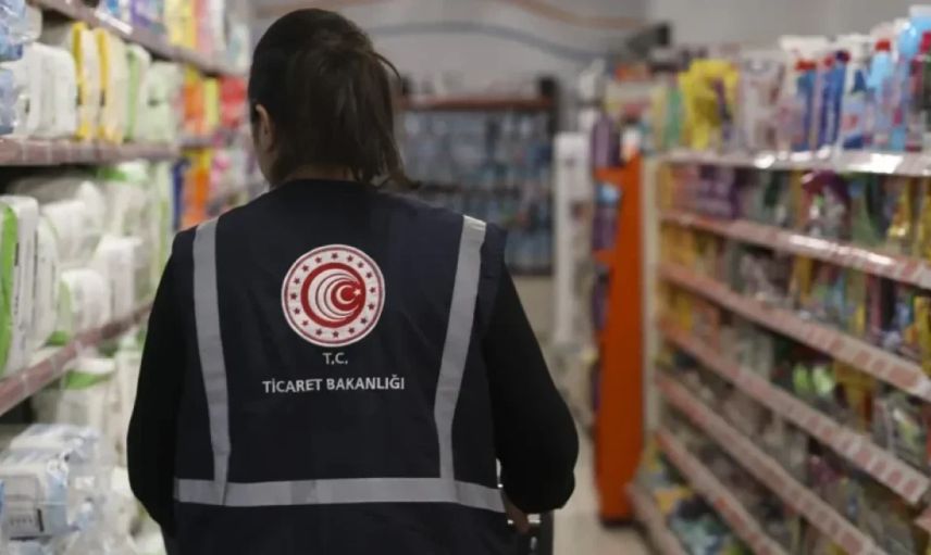 Ticaret Bakanlığı’ndan iki ürüne yasak: Çocuk sweatshirt’ü boğulma riski taşıyor, plastik masa çöktü!