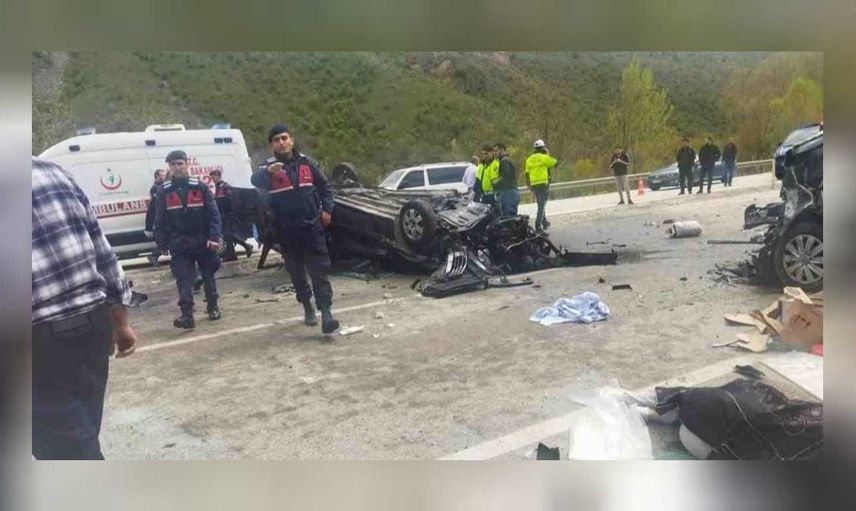 Ticari araç ile minibüs çarpıştı! Çok sayıda ölü ve yaralı var