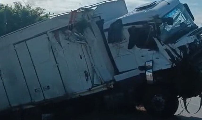 Tır bariyerlere çarpıp devrildi: sürücü yaralandı