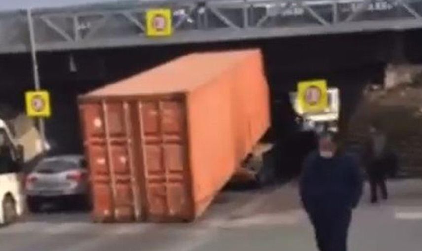 TIR Köprüye Çarptı!