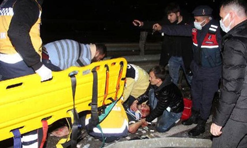 TIR Şarampole Devrildi: 1'i Ağır 2 Kişi Yaralandı