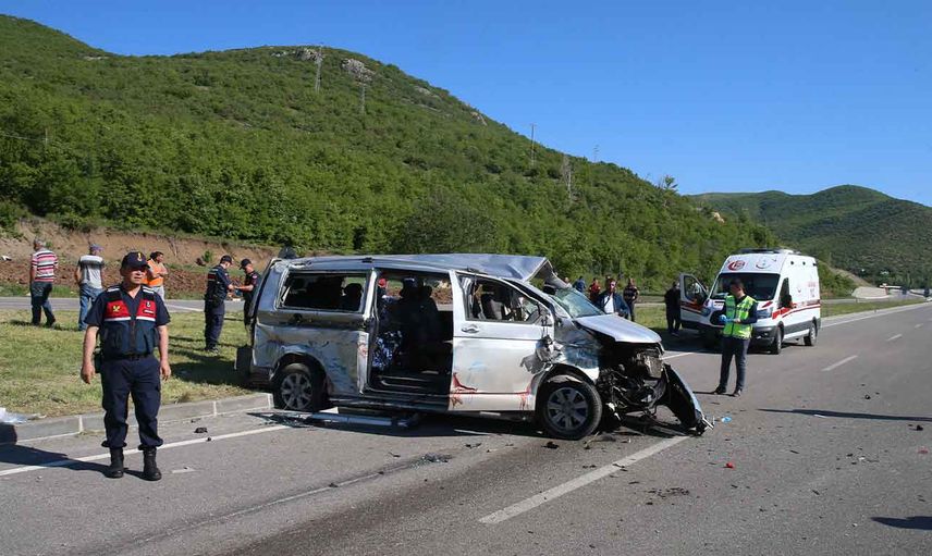 Tokat'ta feci kaza: Minibüs ile otomobilin çarpışması sonucu 2 kişi öldü, 12 kişi yaralandı!