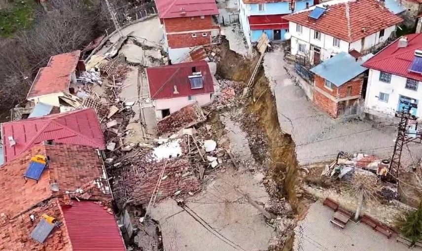 Tokat’ta heyelanlar köyü ikiye böldü: Felaketin boyutu havadan görüntülendi