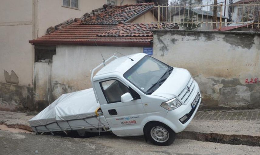 Tokat’ta Kamyonet Çukura Düştü