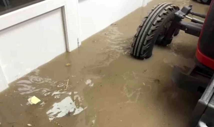 Tokat’ta sağanak yağış hayatı felç etti: Sokaklar göle döndü su baskınları yaşandı