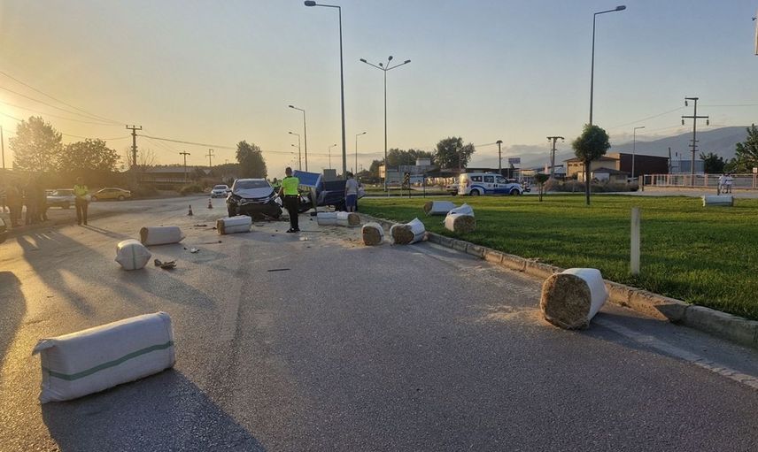 Tokat'ta Tarım Aracı ve Otomobil Çarpıştı!