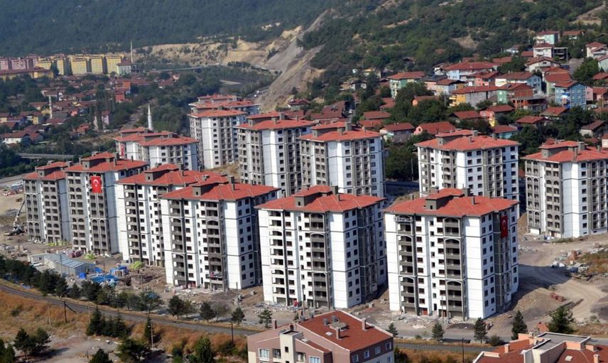 TOKİ depremde çizik bile almadı: Hemen yanındaki binalar ağır hasar aldı