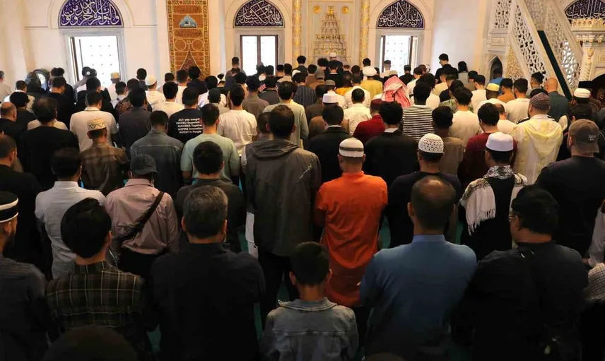 Tokyo Camii'nde 3 Kez Kılınan Bayram Namazı