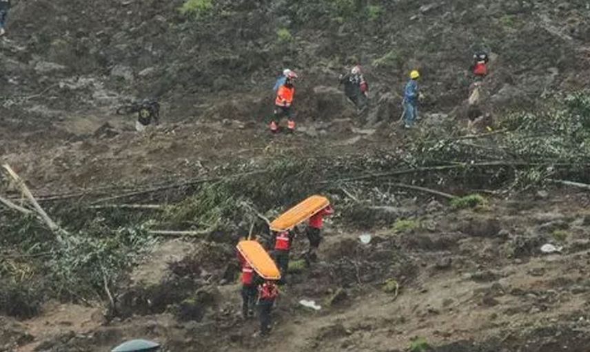 Toprak kayması 16 kişinin hayatını kaybetmesine neden oldu: Çok sayıda kişinin kayıp olduğu açıklandı