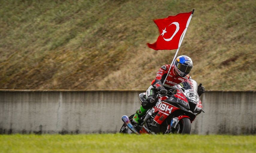 Toprak Razgatlıoğlu'ndan Üst Üste 10 Galibiyet! Zafer Şovları Göz Dolduruyor