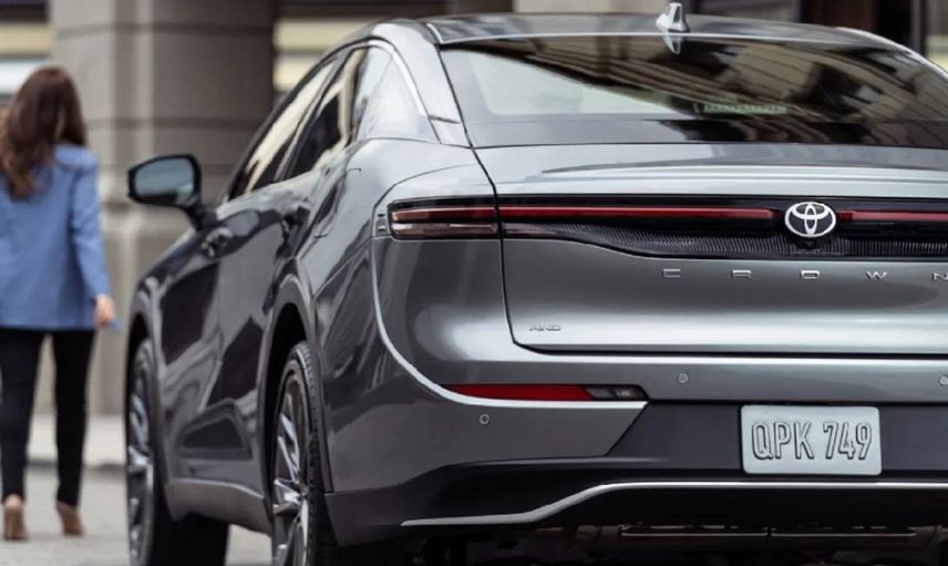 Toyoto'dan Honda Civic'i bitirecek model geliyor: Toyoto Crown'un fiyatı ve özellikleri