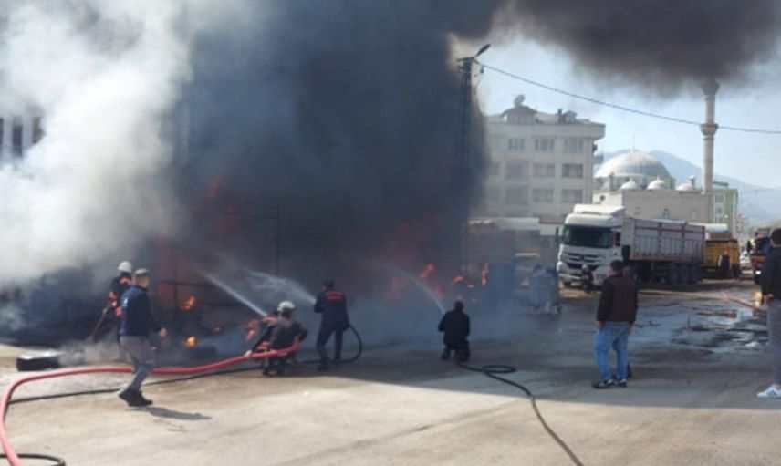 Trabzon'da Lastikçide Yangın Çıktı