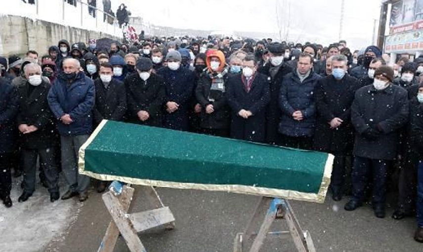 Trabzonlu Ünlü Müzisyen Sait Uçar'ın Cenazesinde Büyük İhmal! Tabutun Konulduğu Tahta Sehpa Tepki Çekti