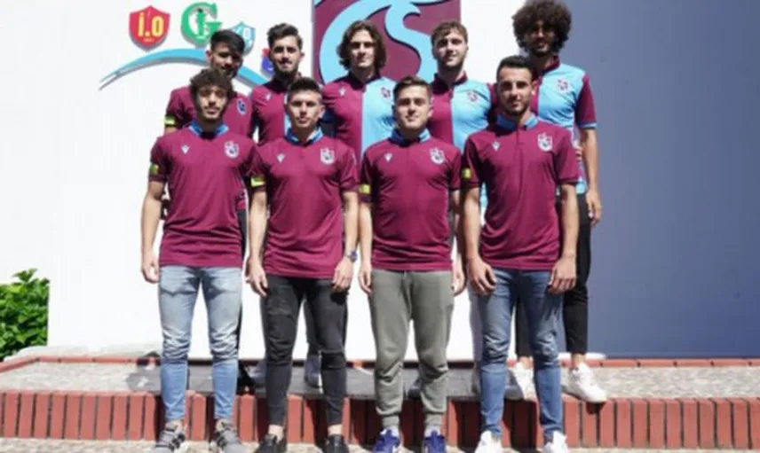 Trabzonspor 9 Futbolcuya İmza Töreni Düzenledi 