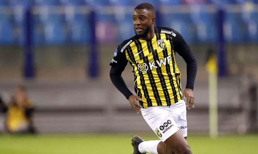 Trabzonspor Bazoer’i mi transfer edecek? Trabzonspor savunmaya takviye olarak Riechedly Bazoer’i düşünüyor