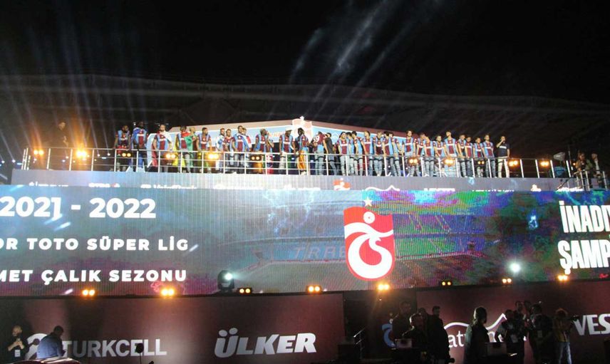 Trabzonspor şampiyonluk kupasını görkemli bir törenle aldı