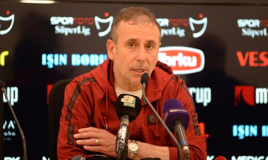 Trabzonspor'da Abdullah Avcı, Adana Demirspor galibiyetinin ardından taraftarlarının şampiyonluk için sakladıkları bayrakları çıkarmalarını istedi
