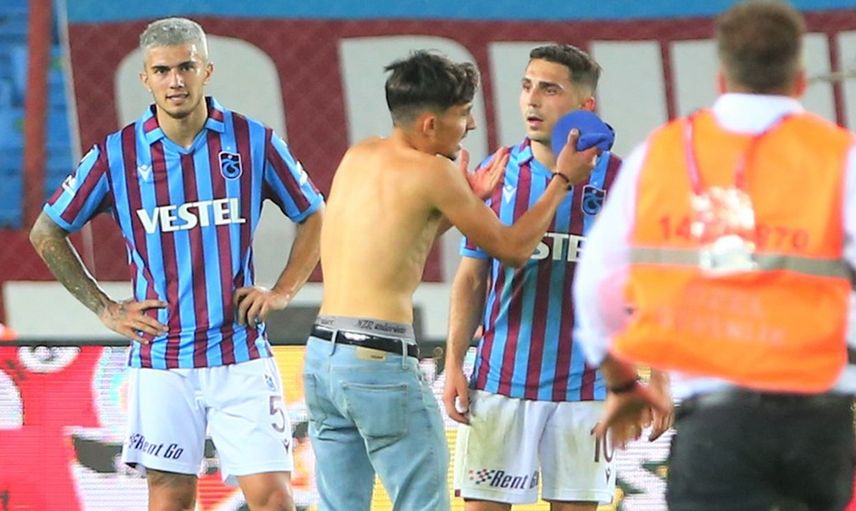 Trabzonsporlu Abdülkadir Ömür sahaya giren taraftarın kendisine gösterdiği tepki olayı ile ilgili olarak ilk kez konuştu! Yaptığı itiraflar büyük ses getirdi