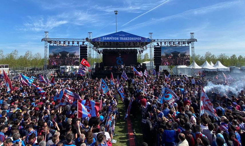 Trabzonspor'un Süper Lig şampiyonluğu İstanbul'da büyük bir coşkuyla kutlanıyor!