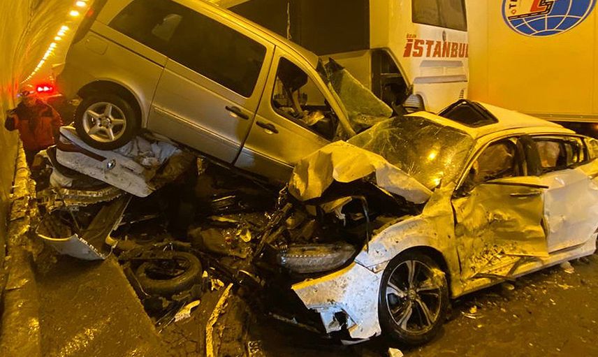 Trafik Kazaları Bayram Tatilinin İlk Gününde Acı Bilançoyu Getirdi: 5 Ölü, 1421 Yaralı