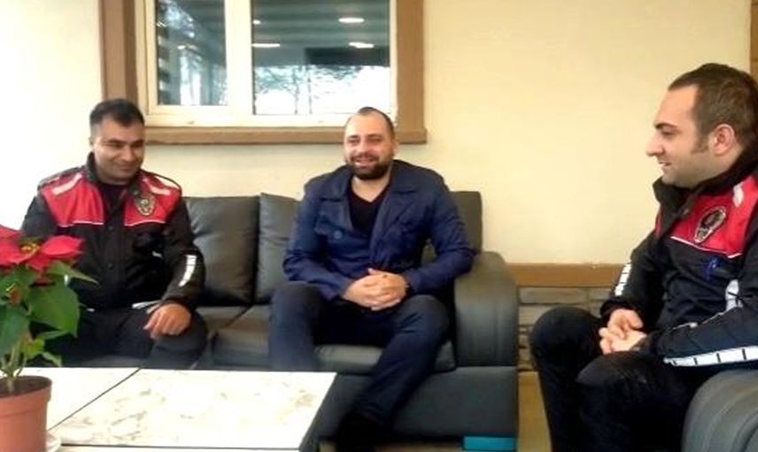 Trafikte Doğum Sancısına Yakalanan Aileye Polis Yardım Etti