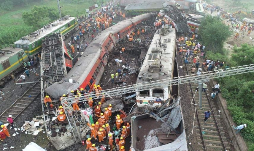 Tren kazası faciaya dönüştü: Ölü sayısı artıyor
