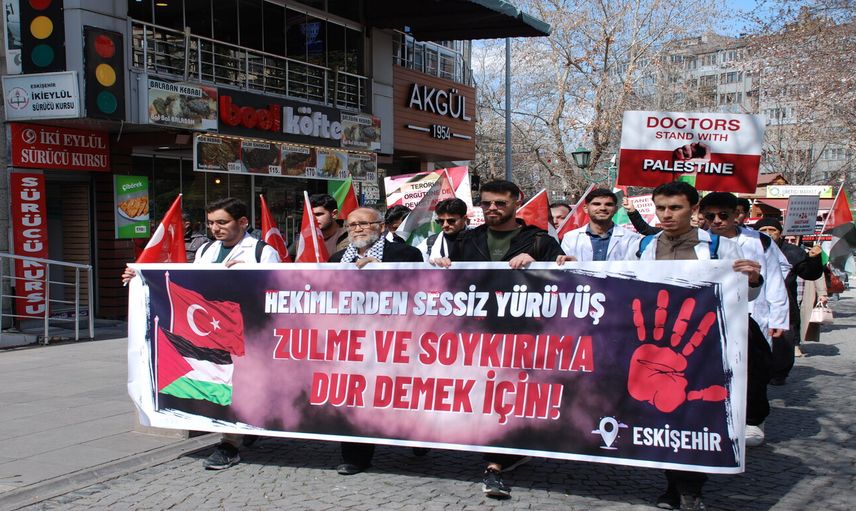 Tüm sağlık çalışanları Gazze için bir araya geldi: Eskişehir’de ‘Sessiz Yürüyüş’!
