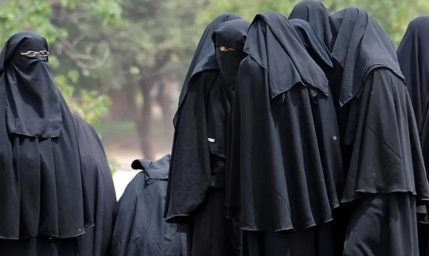 Tunus'ta Kara Çarşaf Giymek Yasaklandı