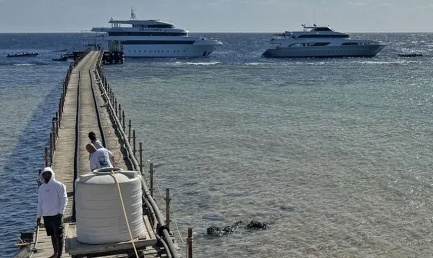 Turist teknesi battı: 17 kişi kayıp