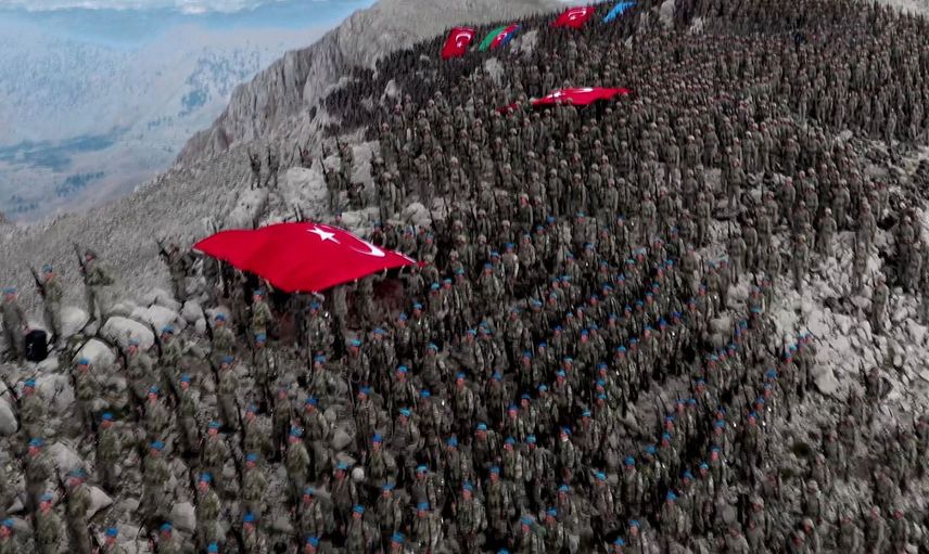 Türk Askeri Davraz Dağı'nda Komando Marşı Eşliğinde Şehitleri Andı!