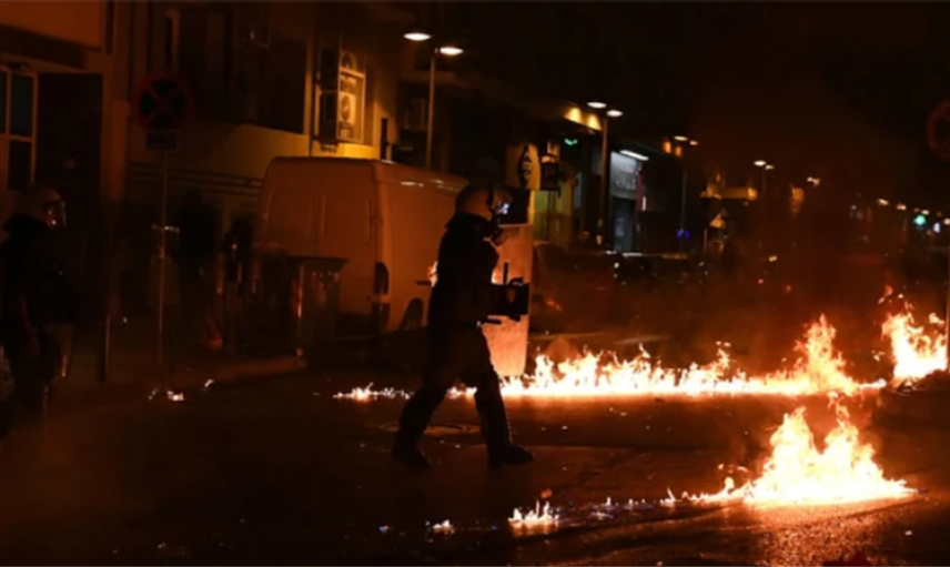 Türk Başkonsolosluğu'nda nöbet tutan polislere molotoflu saldırı!