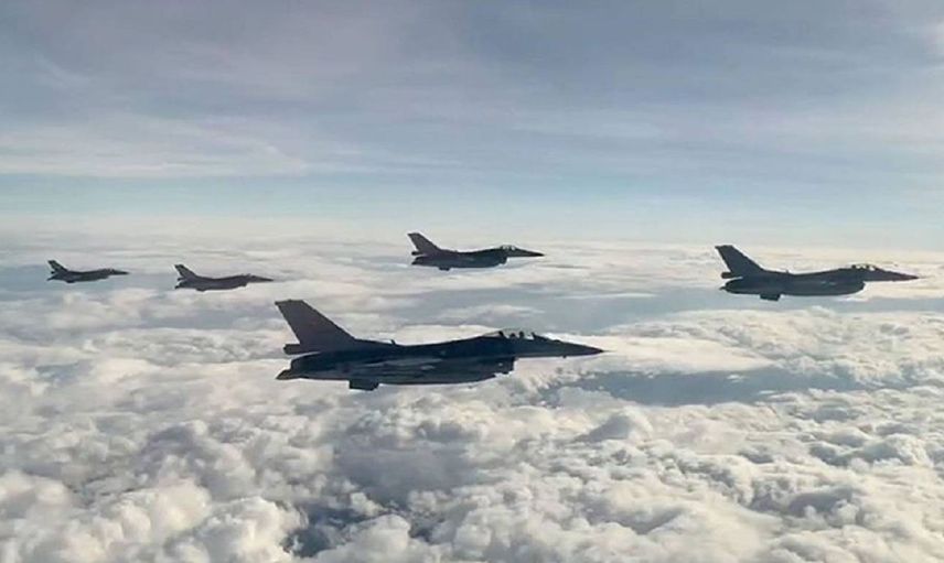 Türk jetlerinden gövde gösterisi: Yunan uçaklarına rağmen eğitimi tamamladılar