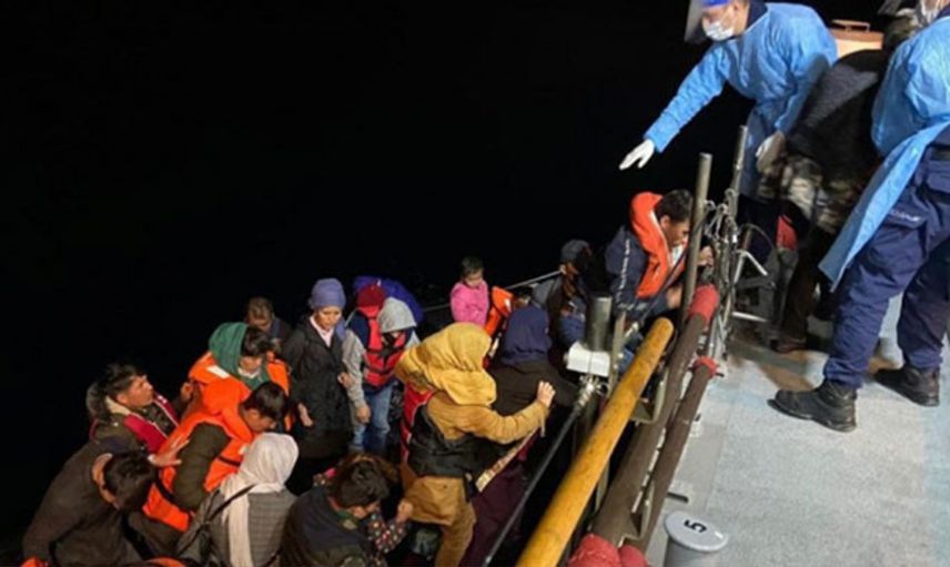 Türk Karasularına İtilen 56 Düzensiz Göçmen Kurtarıldı