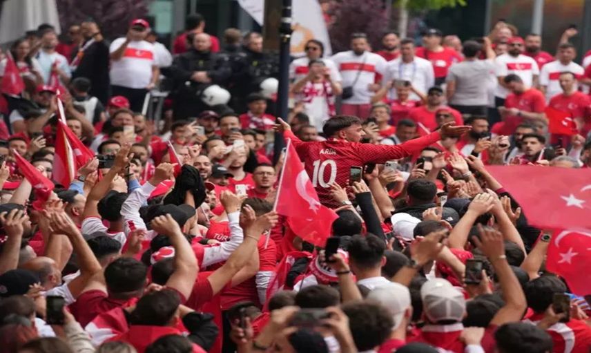Türk Taraftarlar Dortmund Sokaklarında! Sokaklar Kırmızı Beyaz!