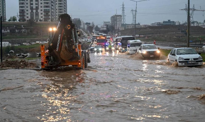Türkiye sağanak yağış ve fırtınaya teslim olacak: Meteoroloji bölge bölge açıkladı