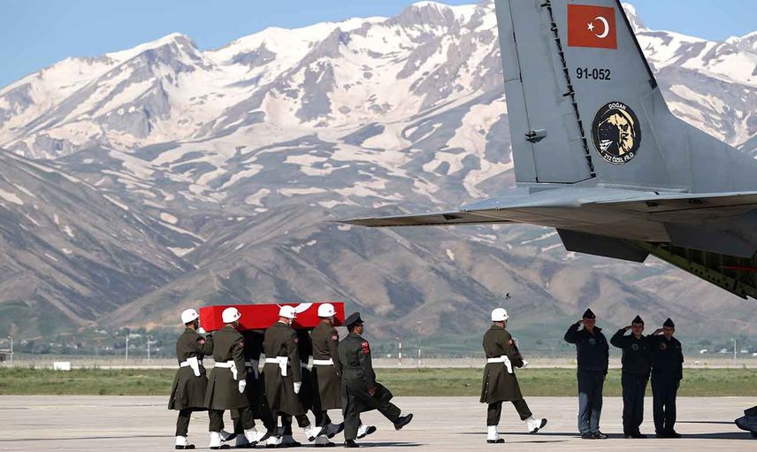 Türkiye şehitlerini uğurluyor: Pençe-Kilit Operasyonu'nda şehit düşen 5 askerin naaşı Hakkari'de düzenlenen törenle memleketlerine gönderildi