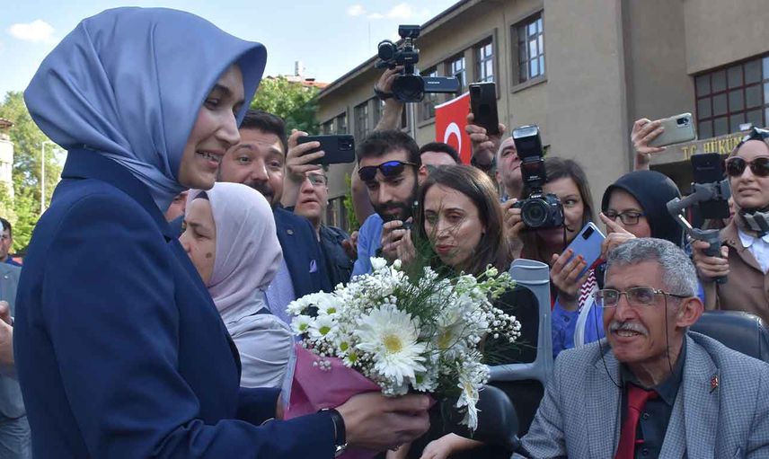 Türkiye tarihinin ilk başörtülü valisi: Kübra Güran Yiğitbaşı, Afyonkarahisar'da görevine başladı!