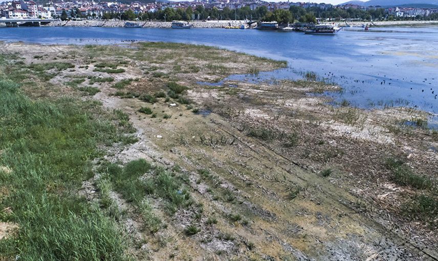 Türkiye’deki En Büyük Tatlı Su Gölünde Sular 150 Metre Çekildi!