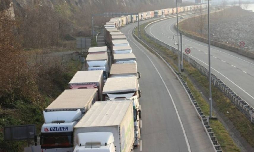 Türkiye'deki ticaretin akışı etkilendi: Türk TIR'ları Hamzabeyli'de uzun bekleyişte