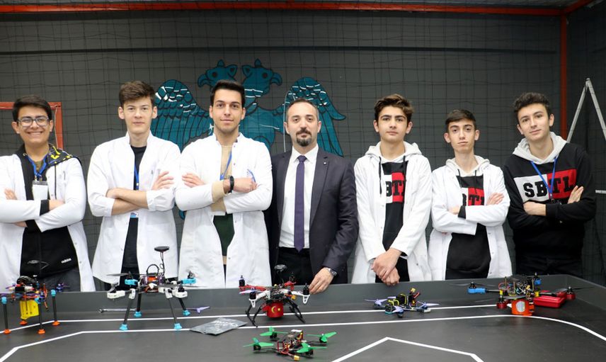 Türkiye'den bir lise, Avrupa'da İHA eğitimi verecek!