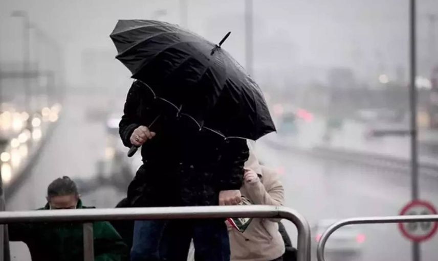 Türkiye’nin dört bir yanı fırtınaya teslim oldu: Çatılar havada uçuştu vatandaşlar ayakta duramadı
