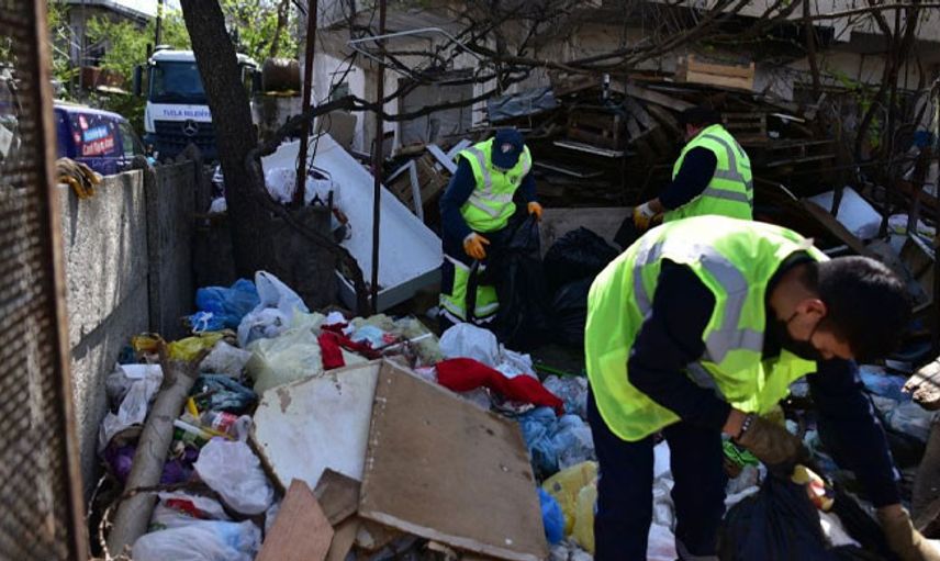 Tuzla’da 16 Tonluk Çöpün Olduğu Eve Ekipler Müdahale Etti